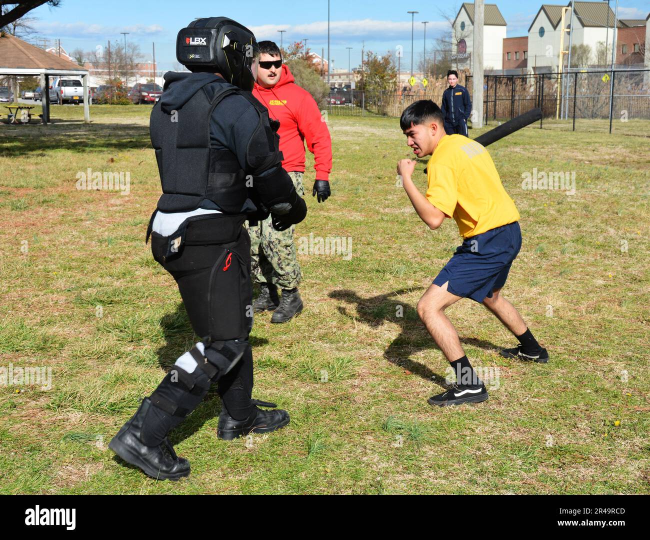 PORTSMOUTH, Virginia (20 gennaio 2023) il compagno di Boatswain Seaman Kevin Calderon usa un batone per colpire l'assalente "uomo rosso" dopo essere stato spruzzato con lo spray di capsicum di oleoresina (OC) durante l'addestramento di base della forza di reazione di sicurezza (SRF-B) al cantiere navale di Portsmouth. SRF-B è un corso completo di due settimane che fornisce conoscenze di base per i marinai per svolgere il ruolo di sentry. Foto Stock