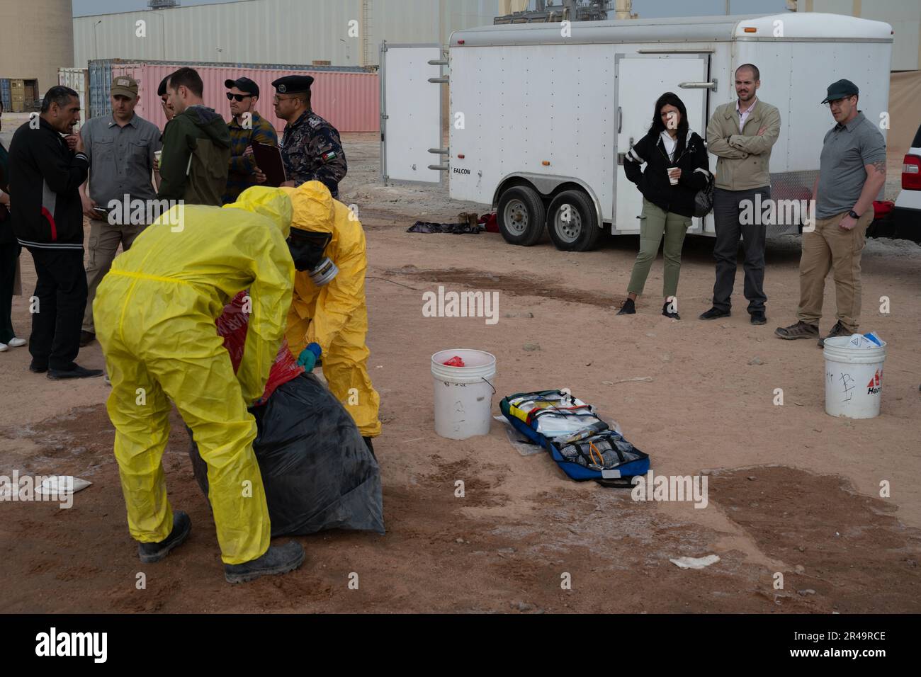 Gli airmen e i soldati della Guardia Nazionale del Colorado valutano uno scenario di risposta chimica che sarà eseguito dal RJAF il 14 marzo 2023 ad Aqaba, in Giordania. Jordan Shield 23 è un esercizio guidato dalla Giordania in collaborazione con la Defense Threat Reduction Agency e la Guardia Nazionale del Colorado. Foto Stock