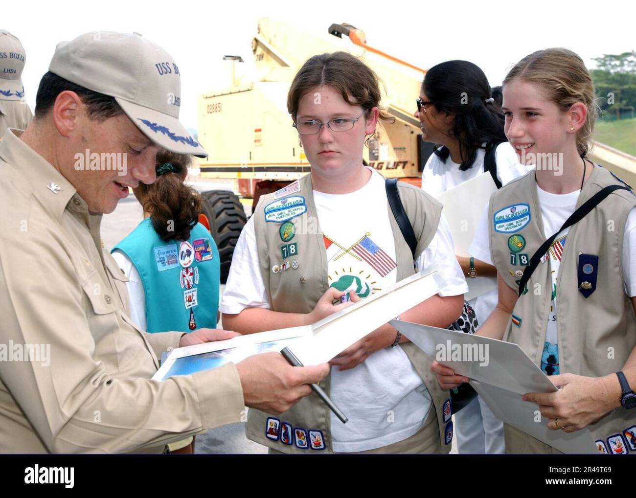 US Navy durante una recente visita al porto di Singapore, Capitano comandante ufficiale della nave d'assalto anfibio USS Boxer (LHD 4), ringrazia i membri del Girl Scouts. Foto Stock