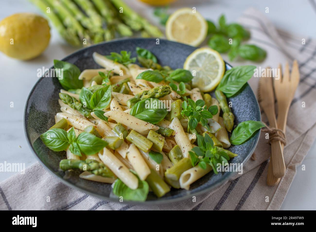 Pasta primavera con asparagi, piselli e limone Foto Stock