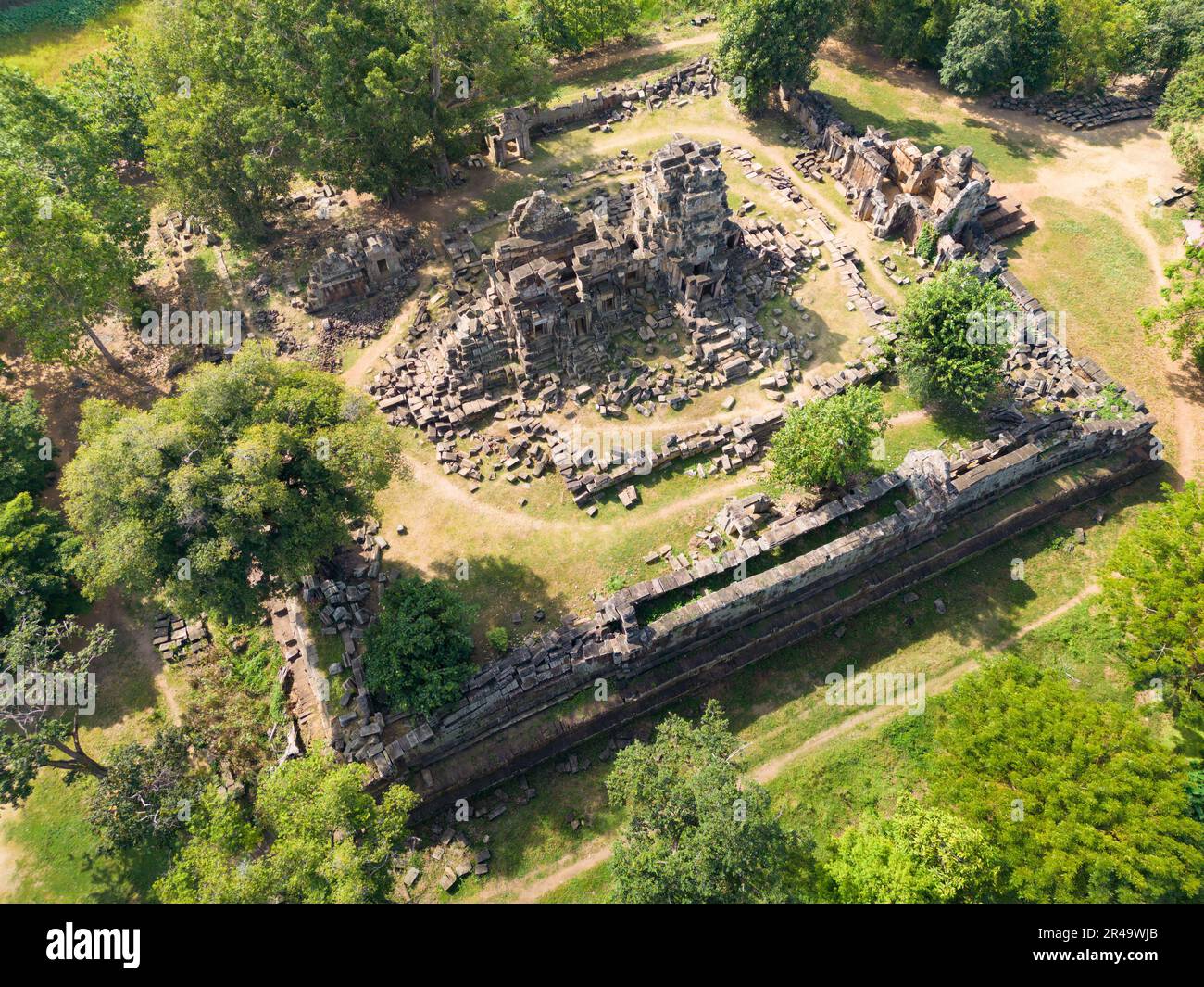 Una vista aerea del Tempio di Wat Ek Phnom circondato da vegetazione lussureggiante a Battambang, Cambogia Foto Stock