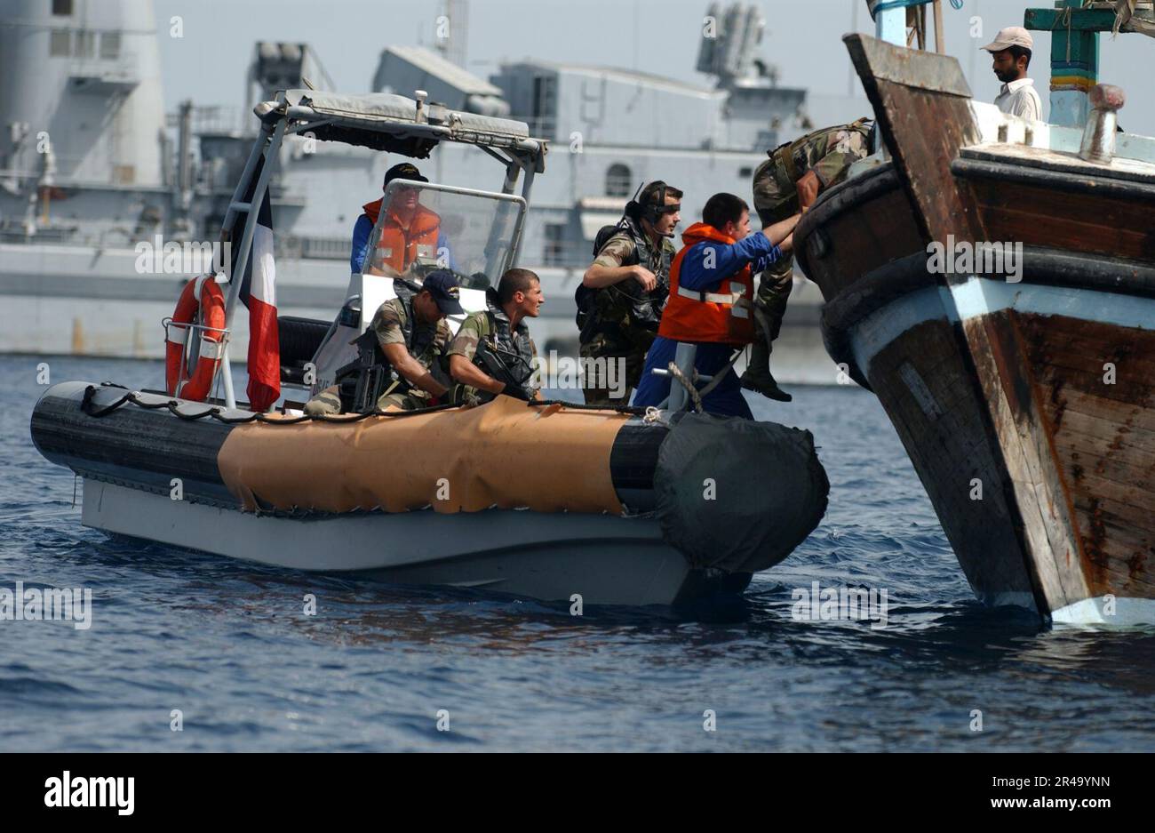 I marine DELLA Marina STATUNITENSE assegnati al Destroyer francese la Motte-Picquet (D 645) utilizzano una rigida imbarcazione gonfiabile Hull (RHIB) per salire a bordo di un dhow locale da pesca. La Motte-Picquet rimane nelle vicinanze per fornire ulteriore securi Foto Stock