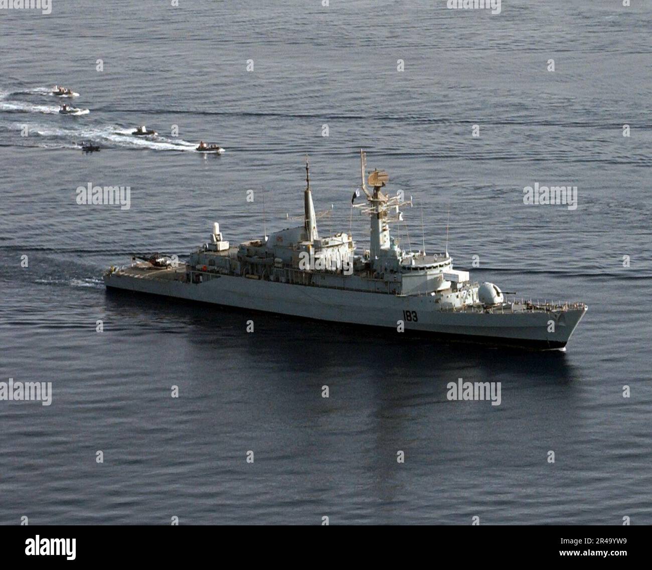 US Navy sei navi e quattro gommoni rigidi Hull (RHIB) assegnati alla Combined Task Force One Five Zero (CTF-150) si assemblano in una formazione per un esercizio fotografico (ritagliato) Foto Stock