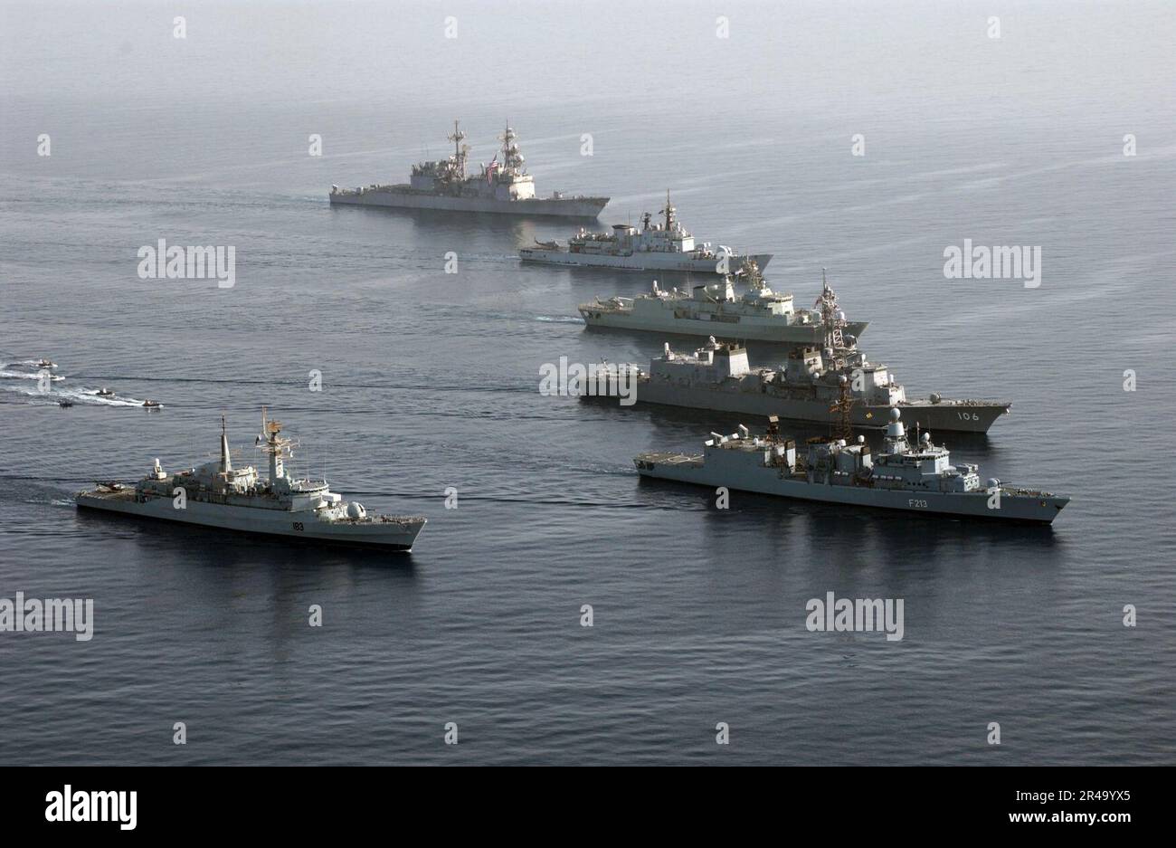 US Navy sei navi e quattro gommoni rigidi Hull (RHIB) assegnati alla Combined Task Force One Five Zero (CTF-150) si assemblano in una formazione per un esercizio fotografico Foto Stock