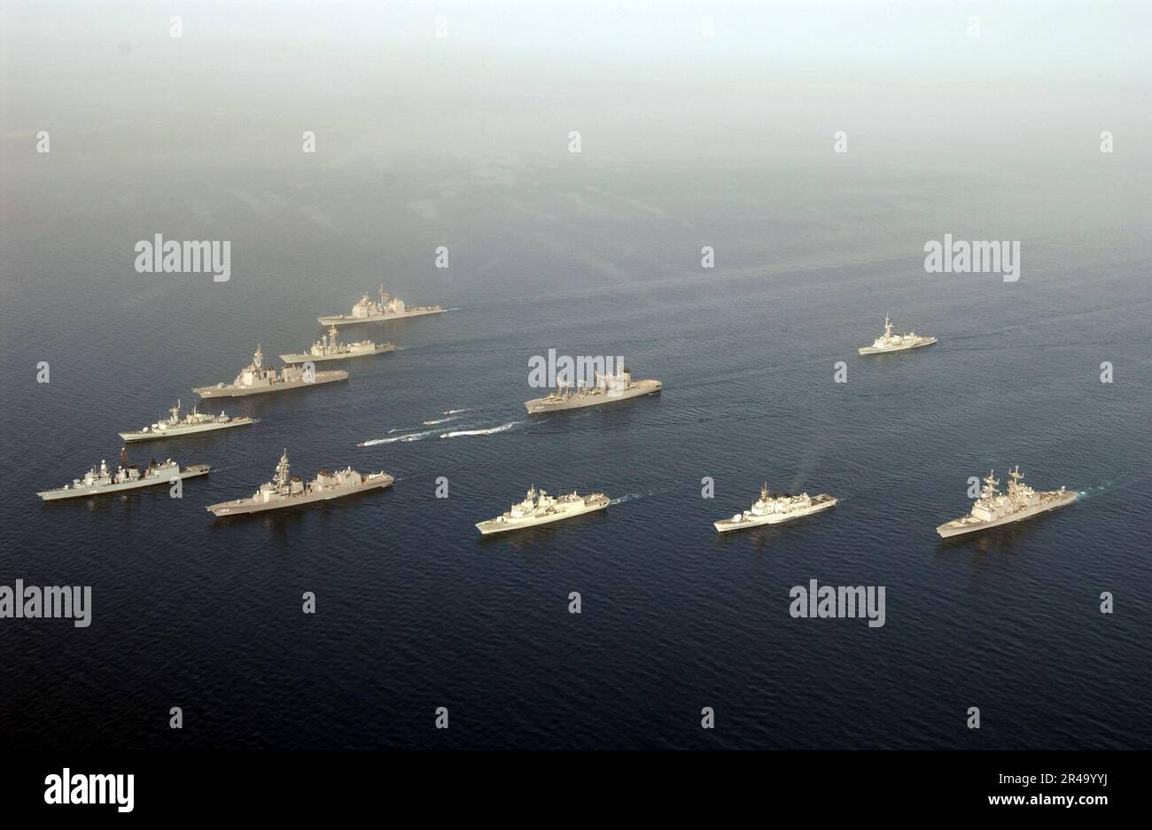 Le navi US Navy e le imbarcazioni rigide gonfiabili Hull (RHIB) assegnate alla Combined Task Force One Five Zero (CTF-150) si assemblano in una formazione per un esercizio fotografico Foto Stock