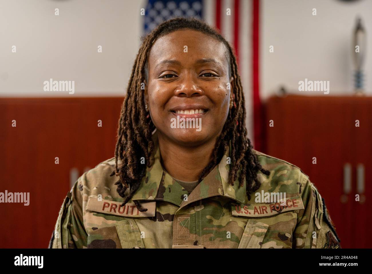 STATI UNITI Il Maestro dell'aeronautica Sgt. Alana Pruitt, 51st Squadron delle forze di sicurezza, capo della sezione della guardia d'élite, posa per una foto in celebrazione del mese della storia delle donne alla base aerea di Osan, Repubblica di Corea, 27 marzo 2023. Come uomo fresco al college, Pruitt si vide andare sulla strada sbagliata e decise di seguire le orme dei suoi fratelli più anziani che si unirono all’esercito per la disciplina. Ora nel suo 16th anno di servizio, lei accredita che la disciplina e la forza per superare le avversità la vita ha gettato la sua strada. Foto Stock