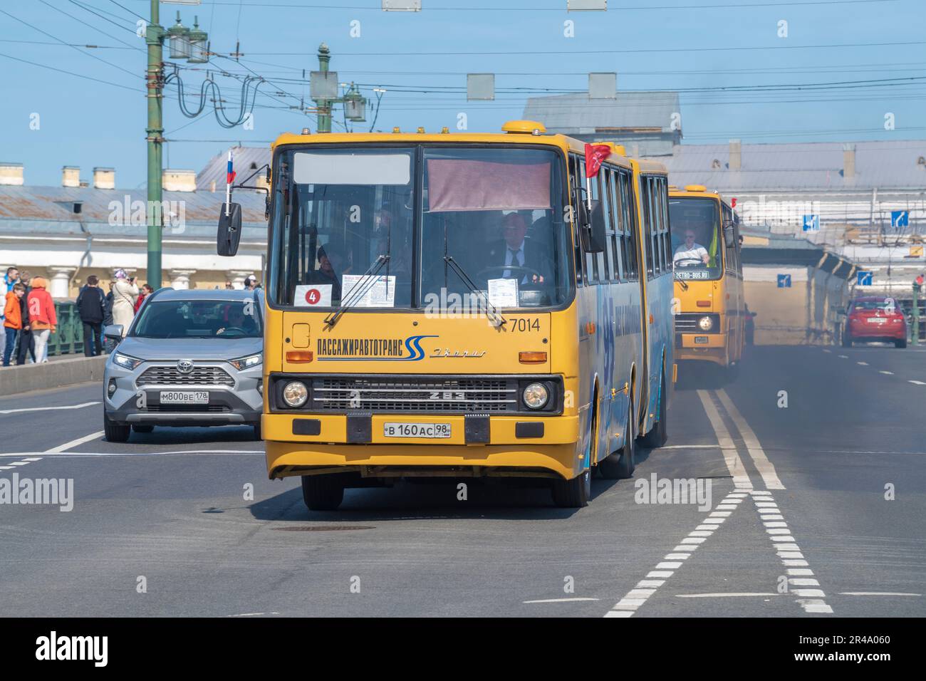 SAN PIETROBURGO, RUSSIA - 20 MAGGIO 2023: Autobus ungherese Ikarus 283,00 sulla parata dei trasporti urbani in un giorno di sole maggio. SPB TransportFest International Foto Stock