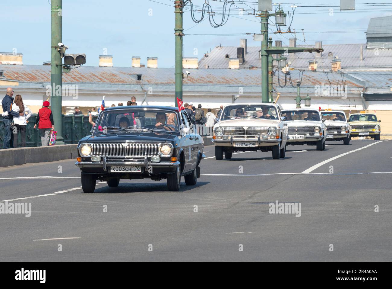 SAN PIETROBURGO, RUSSIA - 20 MAGGIO 2023: Auto sovietiche Volga GAZ-24 sulla parata di trasporto retrò in una giornata di sole. SPB TransportFest trasp. Internazionale Foto Stock