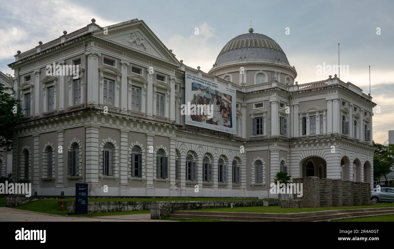 L'ampio edificio con numerose finestre del Museo Nazionale di Singapore Foto Stock