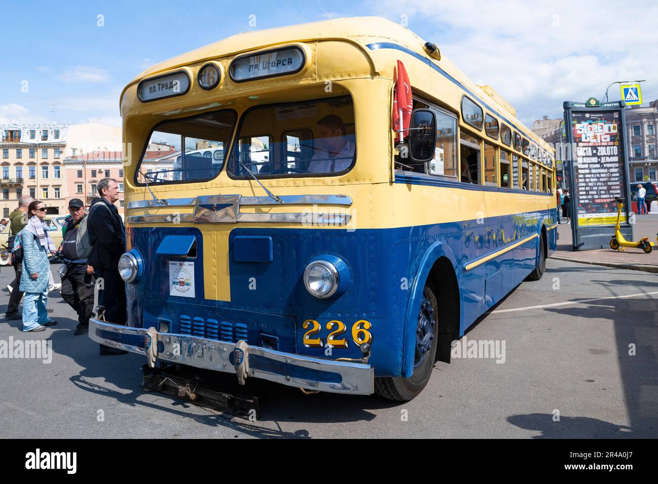 SAN PIETROBURGO, RUSSIA - 20 MAGGIO 2023: Vecchio filobus sovietico del primo piano MTB-82 in una giornata di sole Foto Stock
