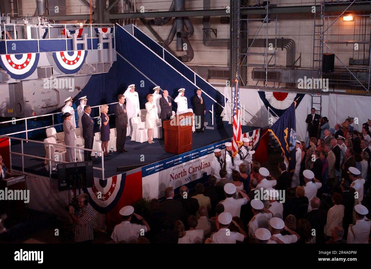 US Navy la Navy Region Mid-Atlantic Ceremonial Guard pubblica i colori durante la cerimonia di posa del chiglia della Pre-Commissioning Unit (PCU) North Carolina (SSN 777) Foto Stock