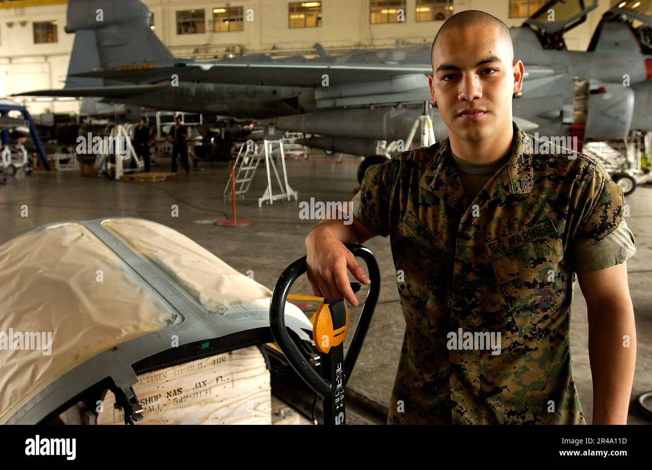 US Navy Marine Aviation Supply Specialist è stato selezionato come candidato per l'Aviation Supply Marine of the Year Award 2004. Foto Stock