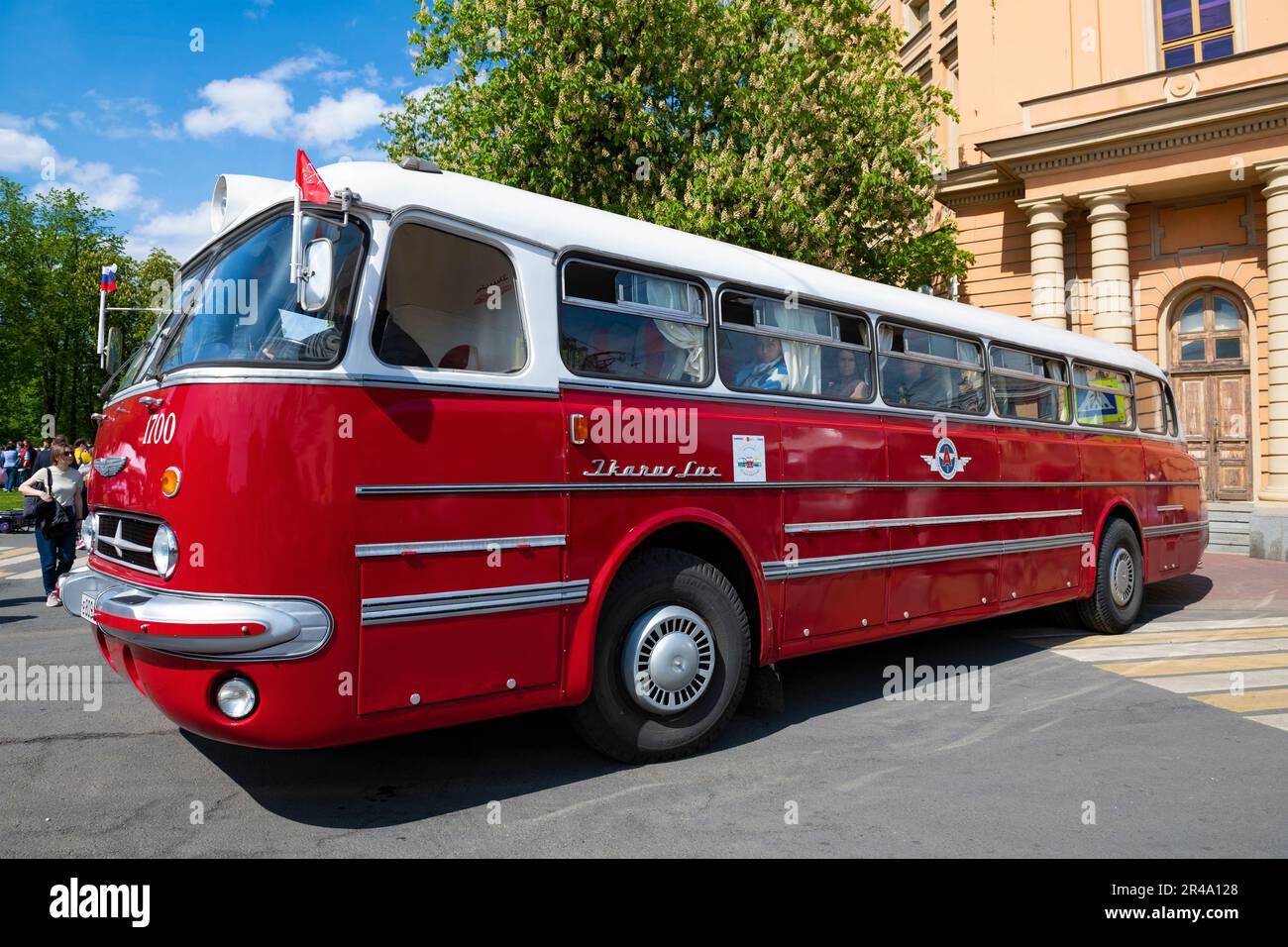 SAN PIETROBURGO, RUSSIA - 20 MAGGIO 2023: Primo piano dell'autobus ungherese d'epoca Ikarus 55,14 Lux in una giornata di sole. Festival Internazionale dei Trasporti T Foto Stock