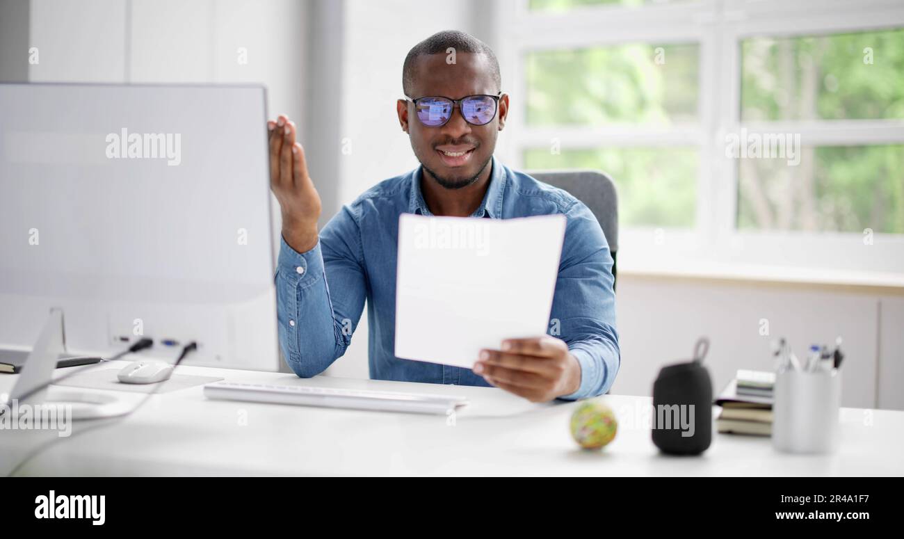 Lettura della lettera di notizie difettose Bill. Uomo in Shock e stress Foto Stock