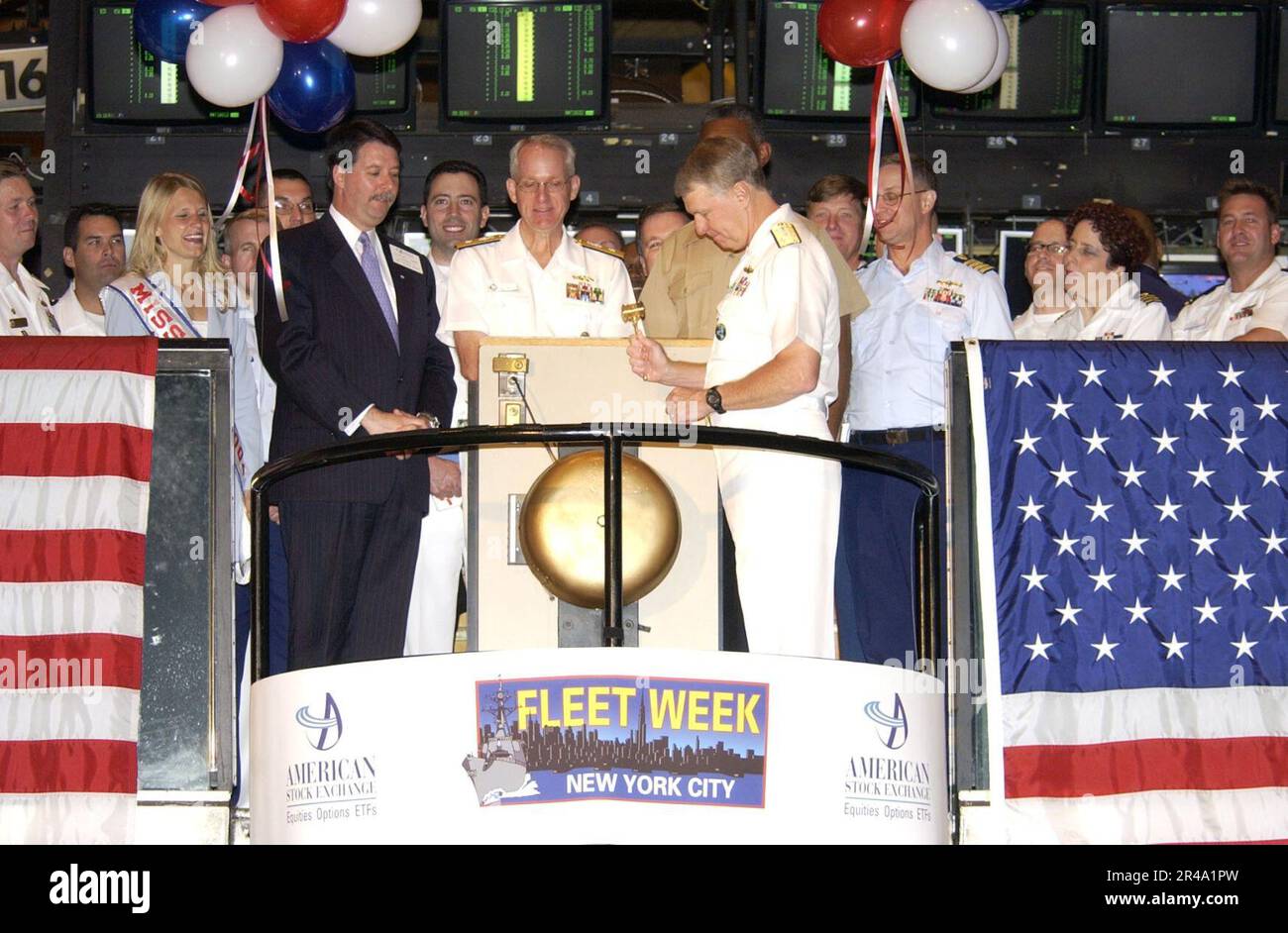 Gary Roughead, a destra, suona la campana di apertura all'American Stock Exchange, durante la 17th Annual Fleet Week di New York Foto Stock