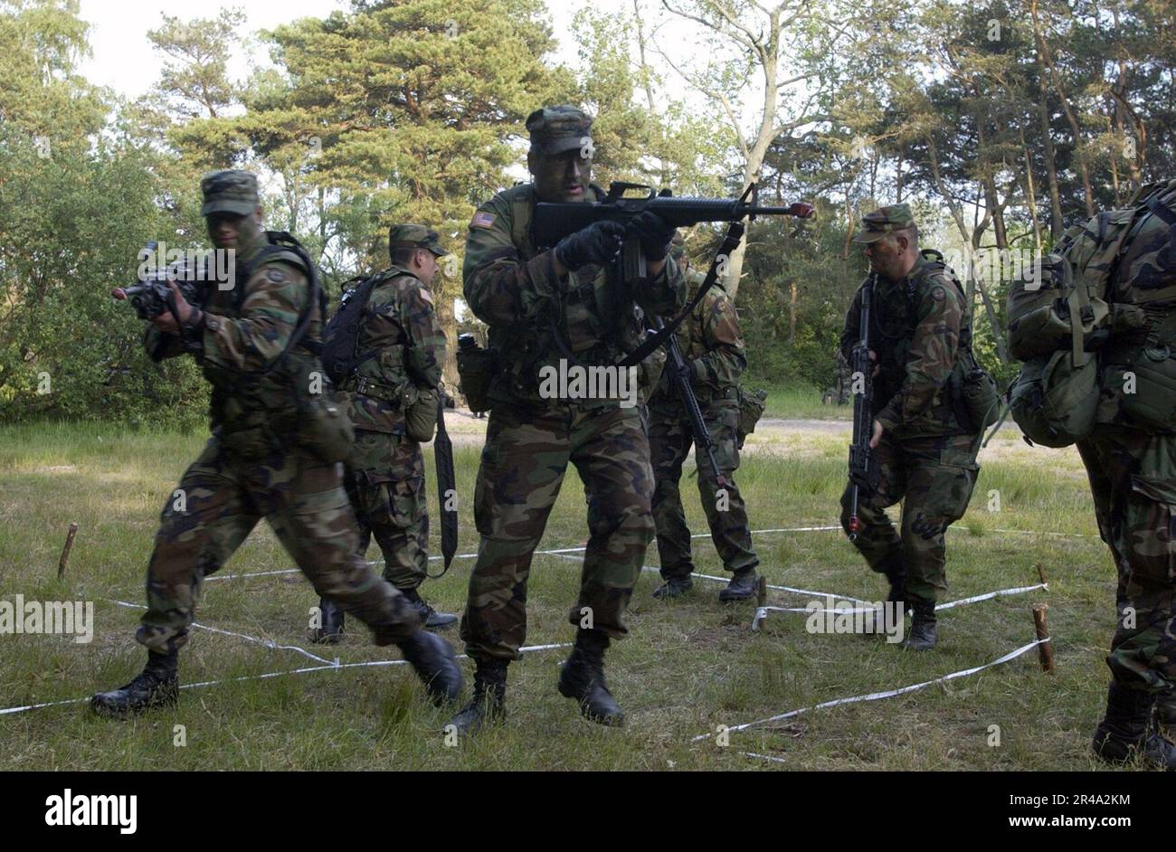 US Navy Illinois Army National Guard i fantini assegnati a Charlie Company, 178th Fanteria Air Assault, 66th Brigata, 35th Fanteria Divisione, sicuro una stanza in una vetreria Foto Stock