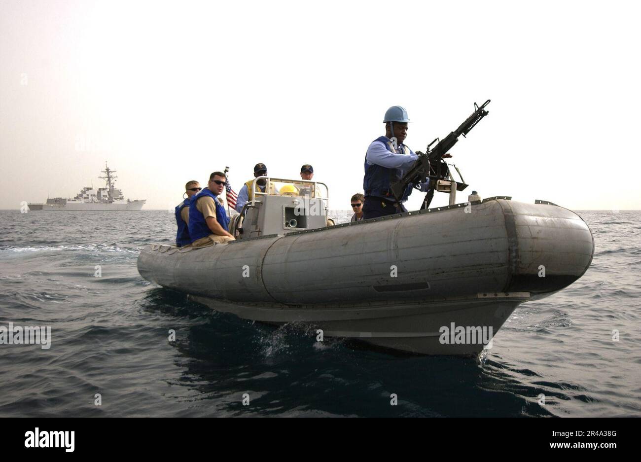 US Navy Un equipaggio di barche assegnato a USS Bulkeley (DDG 84) trasporta passeggeri in una rigida Hull Inflatable Boats (RHIB) alla USS Raven di classe Osprey (MHC 61) Foto Stock