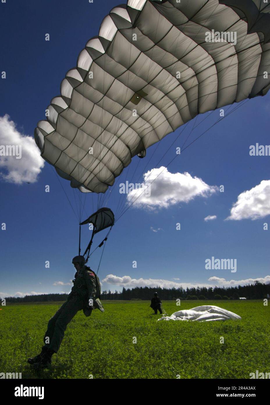 US Navy U.S.A. Lo staff di Air Force parajumper Sgt. Assegnato allo Squadrone di addestramento 66th discende da un salto di addestramento ad alta quota bassa apertura (HALO) come parte di un esercizio di addestramento congiunto Foto Stock