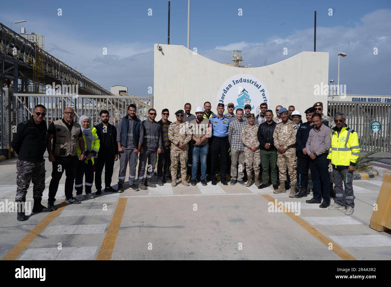 Gli airmen e i soldati della Guardia Nazionale del Colorado valutano uno scenario di risposta chimica che sarà eseguito dal RJAF il 14 marzo 2023 ad Aqaba, in Giordania. Jordan Shield 23 è un esercizio guidato dalla Giordania in collaborazione con la Defense Threat Reduction Agency e la Guardia Nazionale del Colorado. Foto Stock