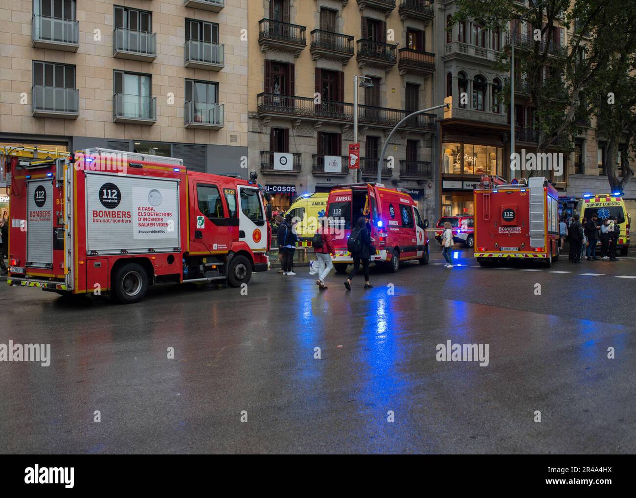 Barcellona, Spagna. 25th maggio, 2023. Diverse unità di Bombers de Barcelona,  SEM e Guardia Urbana visto di fronte alla stazione della metropolitana  Universitat. Alle 19:45 di ieri (25/05/2023) una persona si suicidò