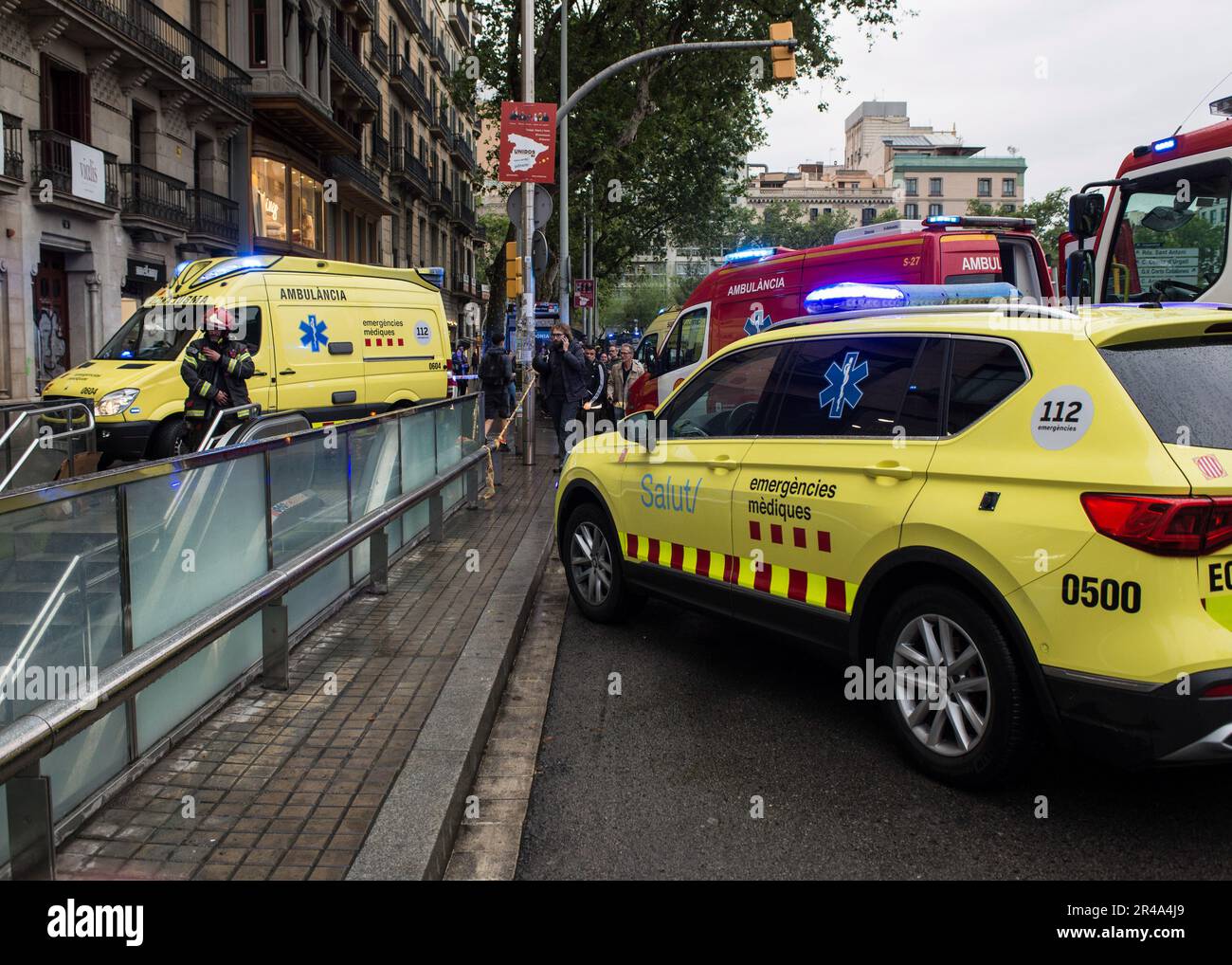 Barcellona, Spagna. 25th maggio, 2023. Veicoli SEM visti di fronte all'ingresso della stazione della metropolitana Universitat a Barcellona. Alle 19:45 di ieri (25/05/2023) una persona si suicidò nella metropolitana di Barcellona, alla stazione Universidat. Una persona si gettò davanti al treno, causando la morte istantanea. La metropolitana di Barcellona non fornisce dati annuali sui suicidi. Le unità dei Bombers de Barcelona, del SEM (sistema d'EmergËncies MËdiques) e della Guardia Urbana sono state inviate in scena. Credit: SOPA Images Limited/Alamy Live News Foto Stock