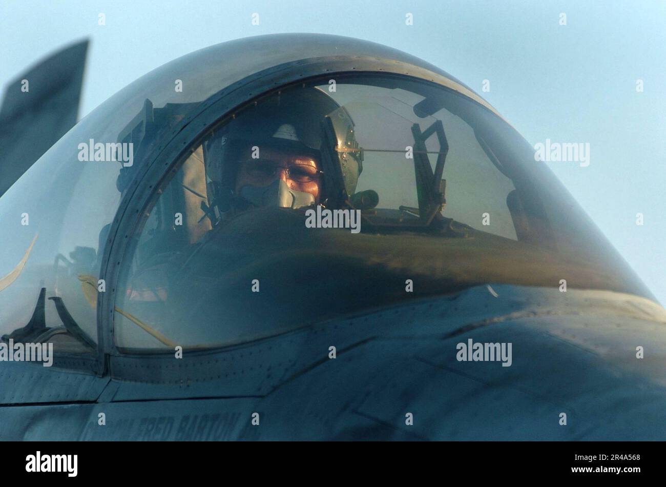 US Navy CDR. Marcus Pritchard, Executive Officer for the Fist of the Fleet of Strike Fighter Squadron Two Five (VFA-25) si prepara a lanciare il suo F-A-18C Hornet a bordo della USS John C. Stennis (CVN 74) Foto Stock