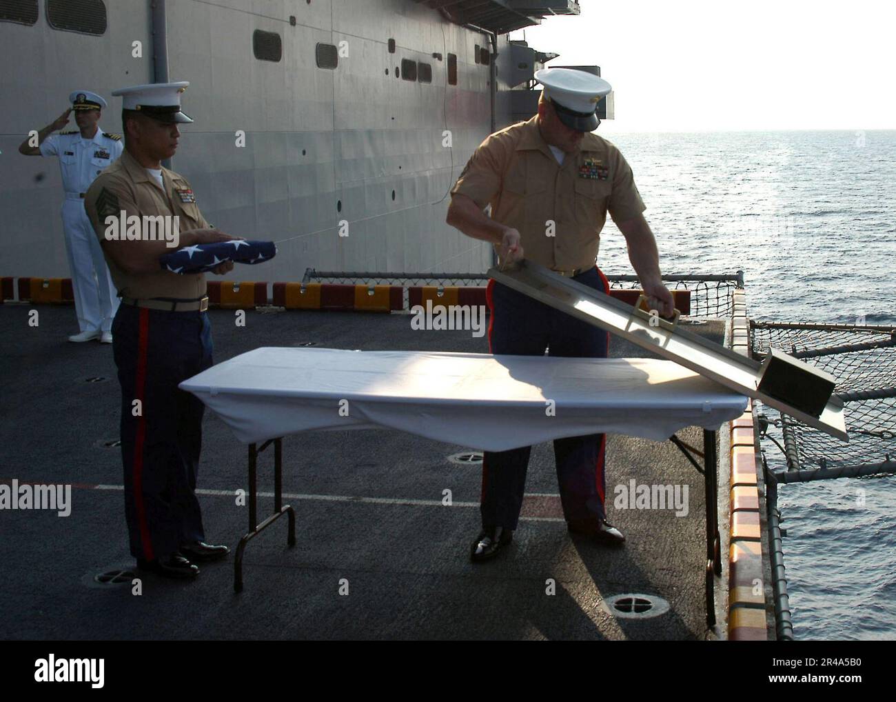 US Navy Gunnery Sgt. Impegna i resti terreni della Classe privata 1st al mare, durante una cerimonia di sepoltura a bordo della nave d'assalto anfibio USS Saipan (LHA 2) Foto Stock