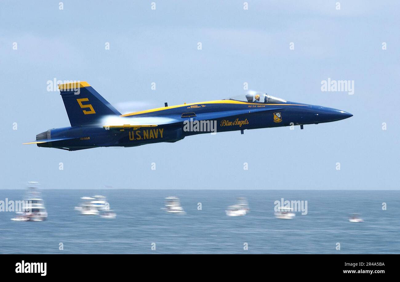 US Navy il pilota solista Lead, assegnato agli Stati Uniti La squadra di volo dimostrativa della Marina, i Blue Angels, esegue lo Sneak Pass Foto Stock