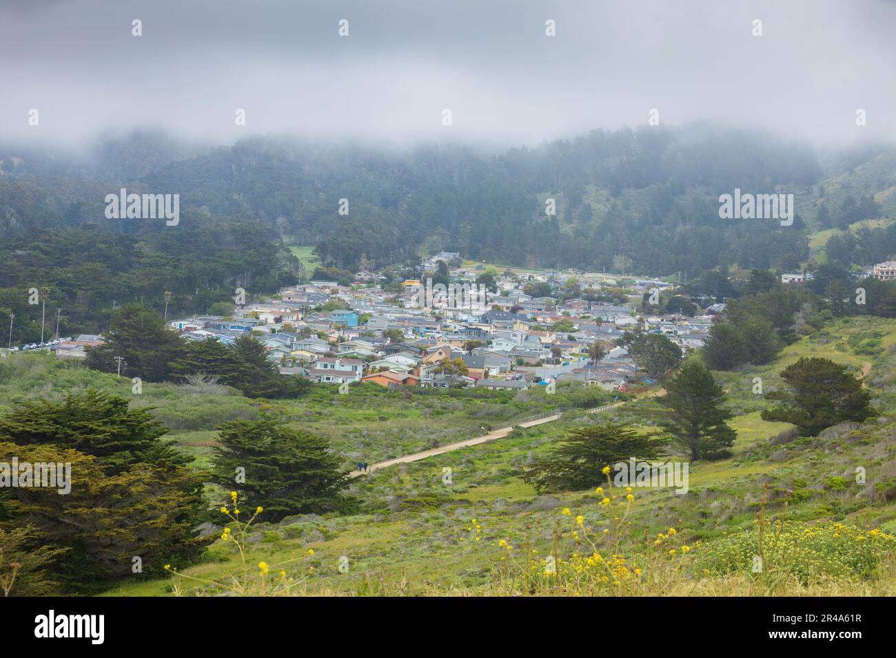 Vallemar quartiere di pacifica in un Foggy Springtime Day. Contea di San Mateo, California, Stati Uniti. Foto Stock