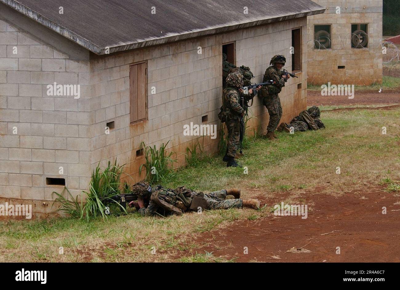 I marine STATUNITENSI, assegnati a 3rd battaglione, 3rd reggimento marino, India Company, infranono una finestra durante la prima ondata di invasioni su una città occupata dalle forze di opposizione Foto Stock