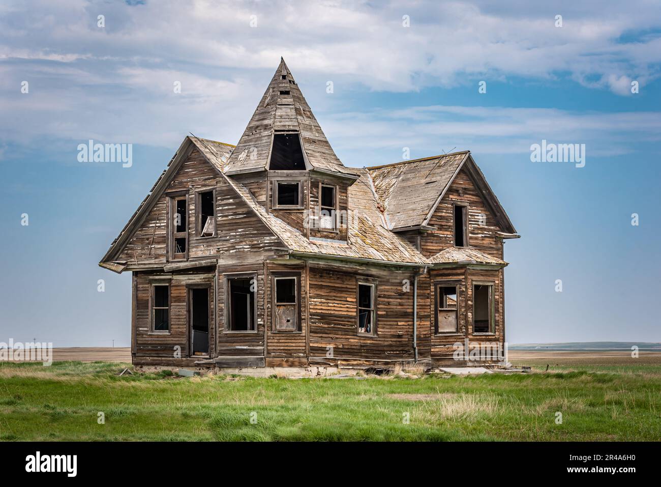 Una casa abbandonata con una torretta sulle praterie vicino a Dollard, Saskatchewan, Canada Foto Stock