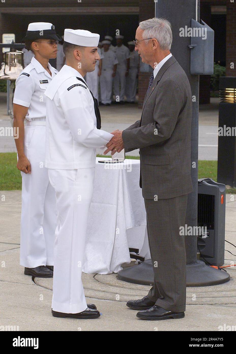 Il Segretario della Marina STATUNITENSE, Gordon R. England presenta la Croce della Marina all'Hospitalman Apprentice Luis E. Fonseca, Jr., per l'eroismo durante la battaglia di una Nassiriya, in Iraq, nel marzo 2003 Foto Stock