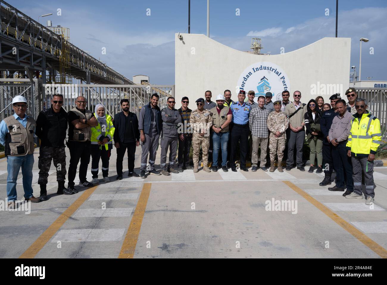 Gli airmen e i soldati della Guardia Nazionale del Colorado valutano uno scenario di risposta chimica che sarà eseguito dal RJAF il 14 marzo 2023 ad Aqaba, in Giordania. Jordan Shield 23 è un esercizio guidato dalla Giordania in collaborazione con la Defense Threat Reduction Agency e la Guardia Nazionale del Colorado. Foto Stock