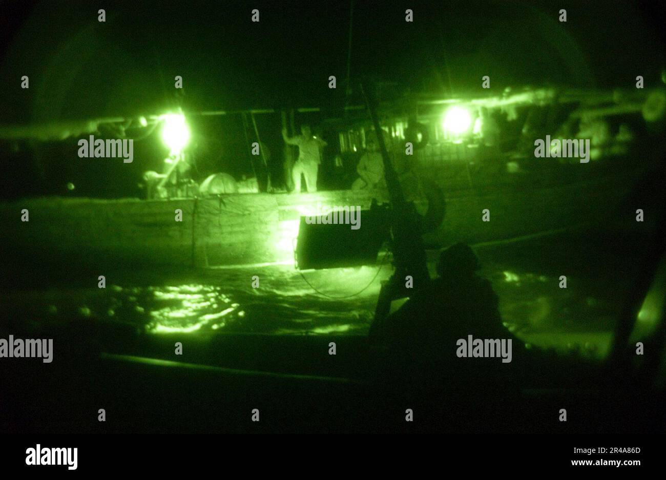 US Navy U.S.A. Le forze speciali della Marina e i Marini si preparano a salire a bordo di una barca dhow da due barche gonfiabili Hull rigide da 11 metri (RHIB) durante le operazioni notturne di intercettazione marittima (MIO) Foto Stock