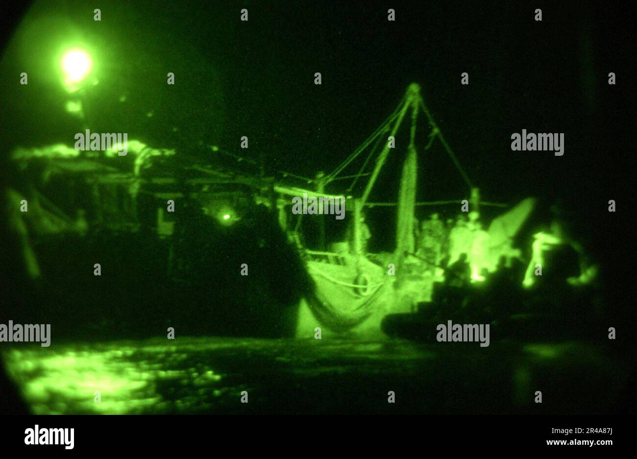 US Navy U.S.A. Le forze speciali della Marina e i Marini si preparano a salire a bordo di un dhow da due barche gonfiabili Hull rigide da 11 metri (RHIB) durante le operazioni notturne di intercettazione marittima (MIO) Foto Stock
