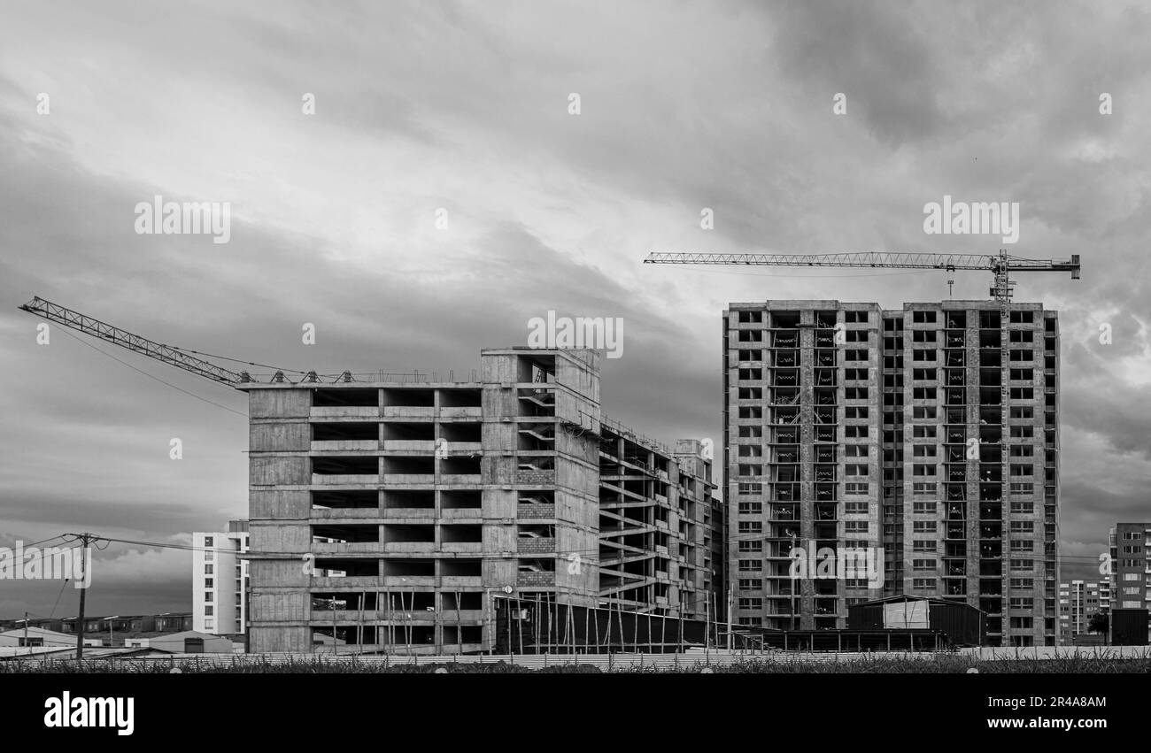 Un'immagine in scala di grigi degli edifici residenziali in costruzione Foto Stock