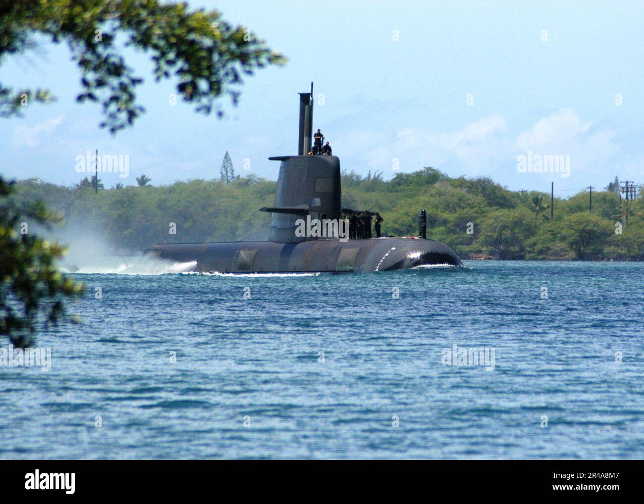 US Navy il sottomarino australiano di classe Collins, HMAS Rankin (SSK 78), entra in Pearl Harbor per una visita al porto dopo aver completato gli esercizi nella regione del Pacifico Foto Stock