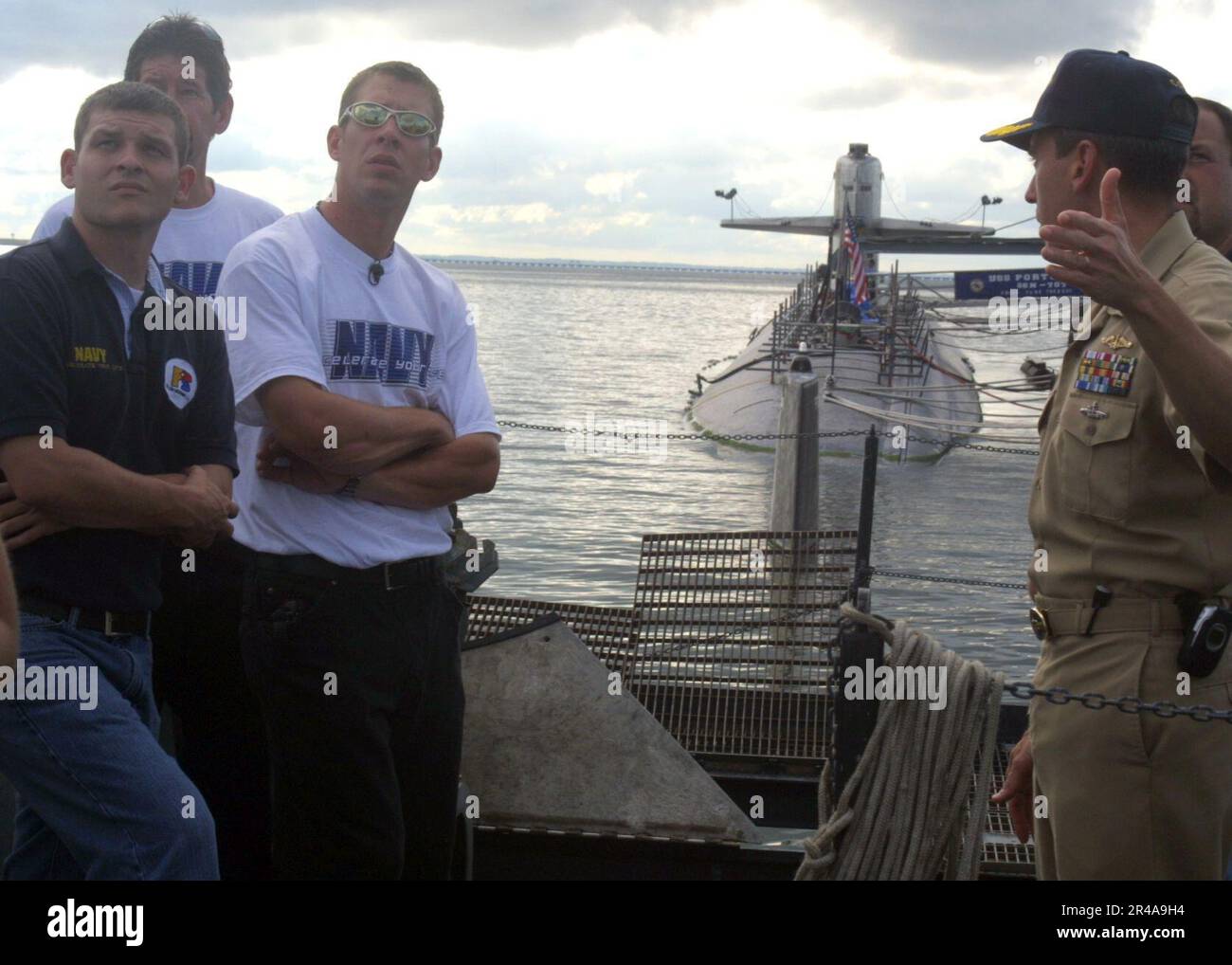 US Navy driver of the Navy sponsorizzato NASCAR Bush Series No. 14 Chevrolet Monte Carlo, Casey Atwood e membri del suo equipaggio controllare la vela a bordo del sottomarino di Los Angeles Classe USS Scranton (SSN 756) Foto Stock