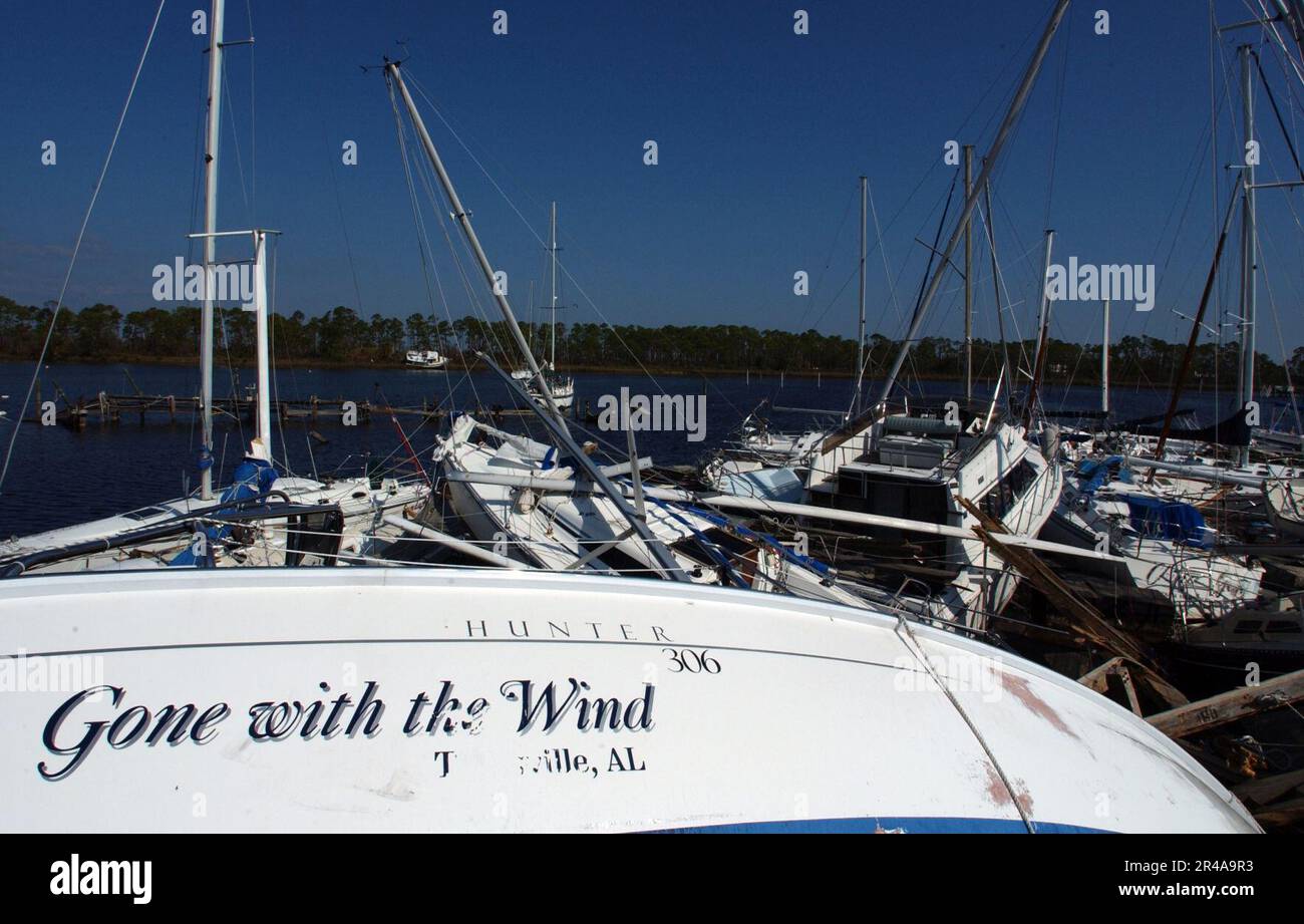 Le US Navy Boats ormeggiate al Bayou Grande Marina giacciono in sciamole dopo il devastante colpo che l'uragano Ivan ha inflitto alla Naval Air Station Pensacola, FLA Foto Stock