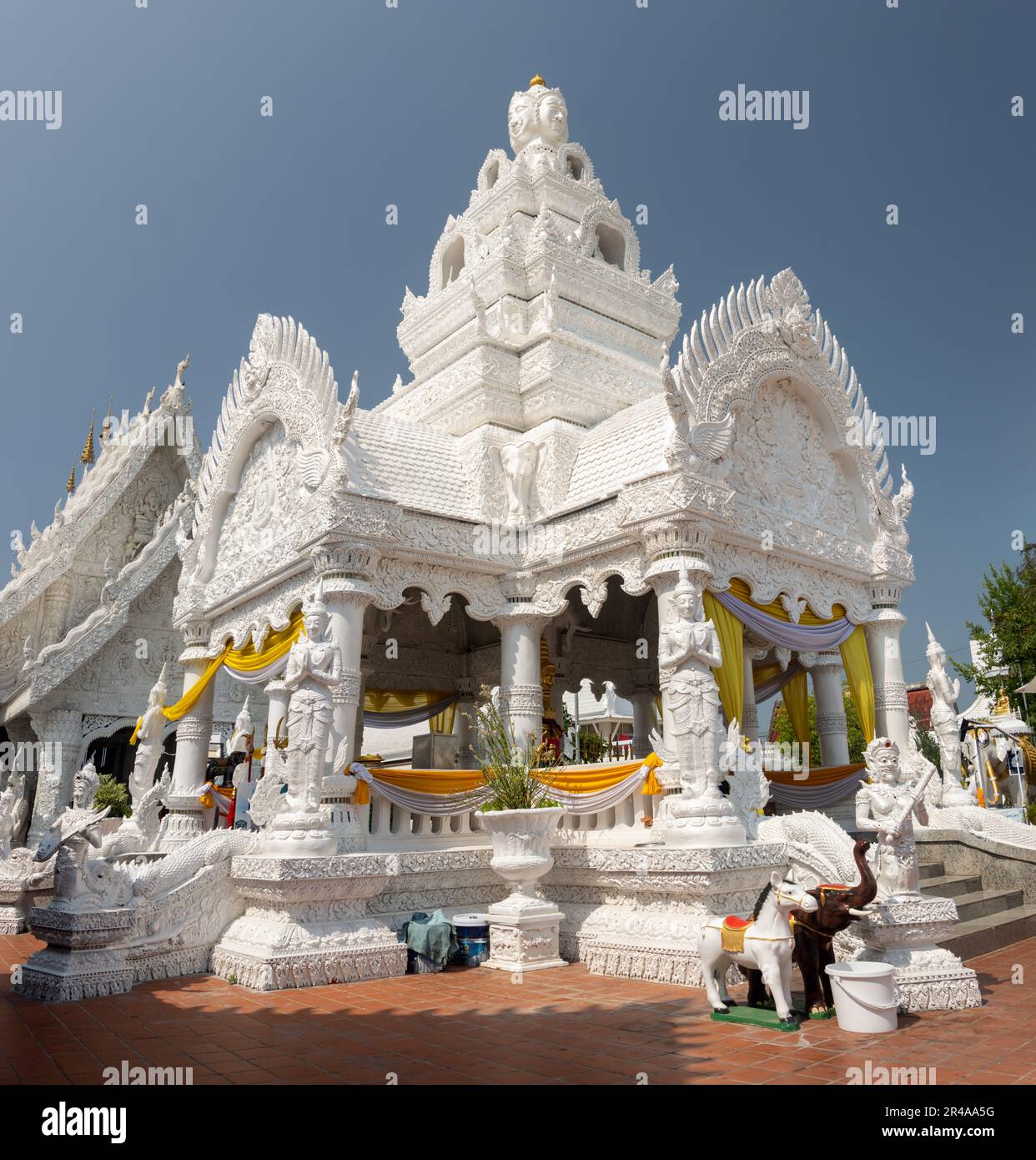 Il tempio buddista Wat Ming Muang nella città di Nan. Foto Stock