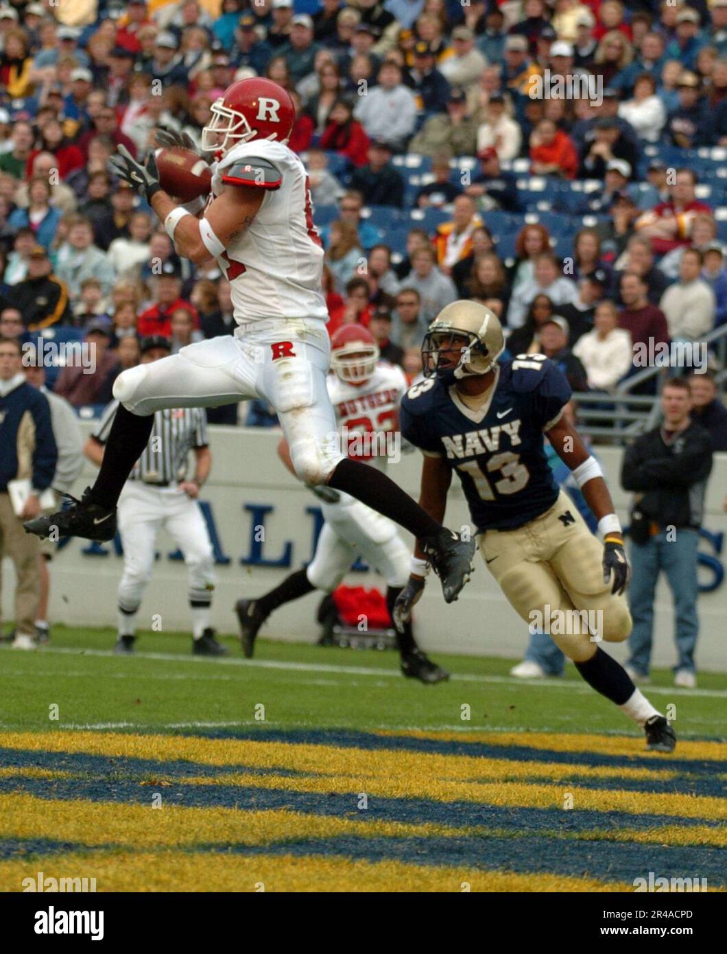 US Navy Rutgers University Tight End Clark Harris cattura un passo dal quarto Ryan Hart sotto copertura da parte degli Stati Uniti Naval Academy Midshipman Foto Stock