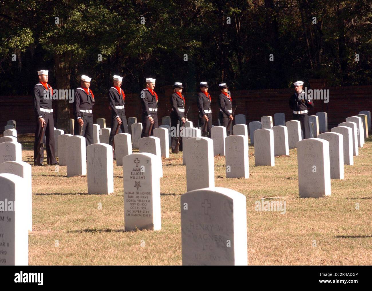 I marinai della Marina STATUNITENSE assegnati alla guardia d'onore a bordo del cacciatorpediniere missilistico guidato unità di messa in servizio (PCU) James E. Williams (DDG 95), si preparano a sparare un saluto Foto Stock