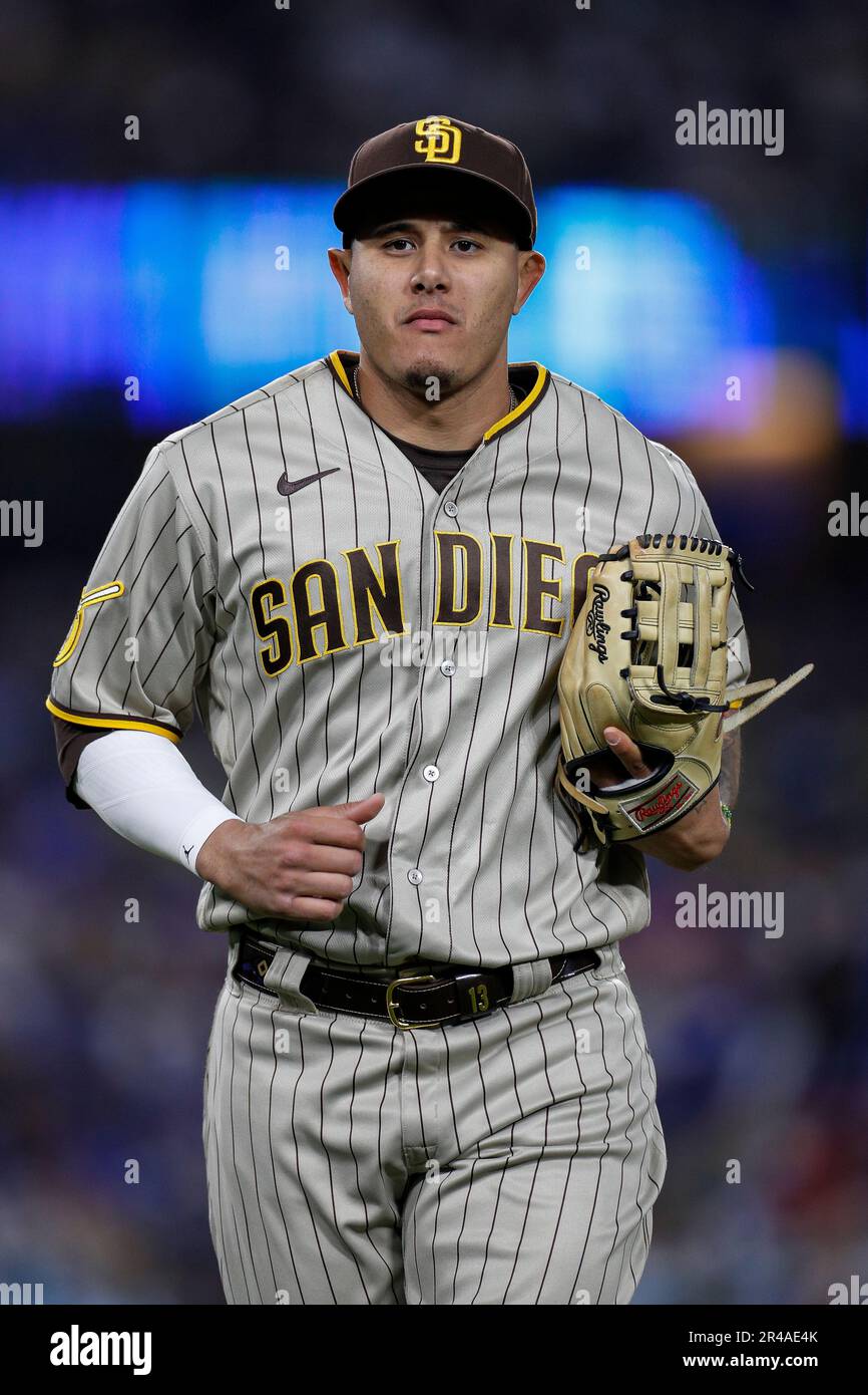 Il terzo bassenen di San Diego Padres, Manny Machado (13), si allena dal campo tra un'innata e l'altra durante una partita della stagione regolare della MLB tra i Los Angeles Dodgers Foto Stock