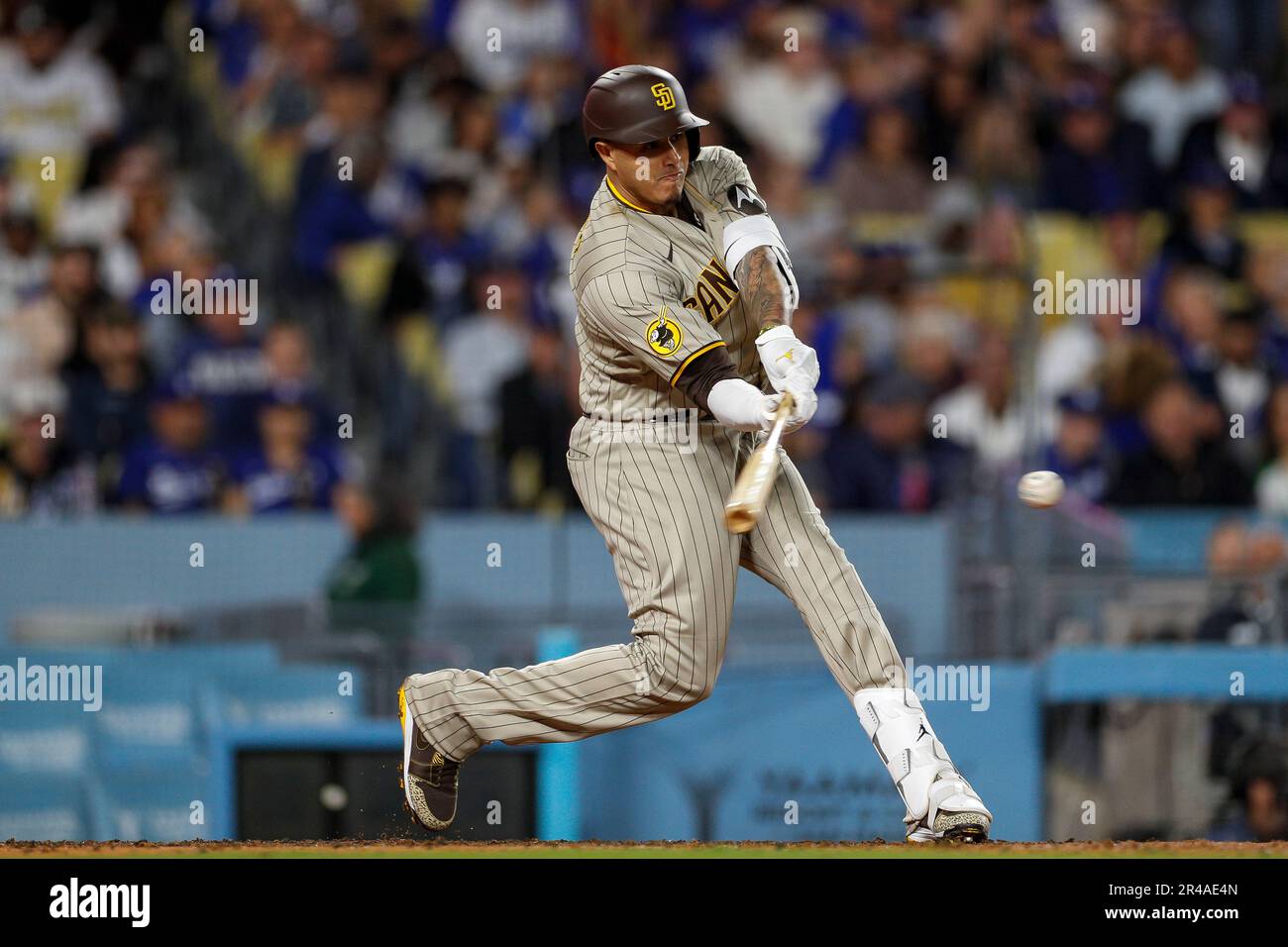 Il terzo basemen di San Diego Padres Manny Machado (13) ha commesso un bat durante una partita di stagione regolare della MLB tra i Los Angeles Dodgers e i San Diego Padres il venerdì Foto Stock