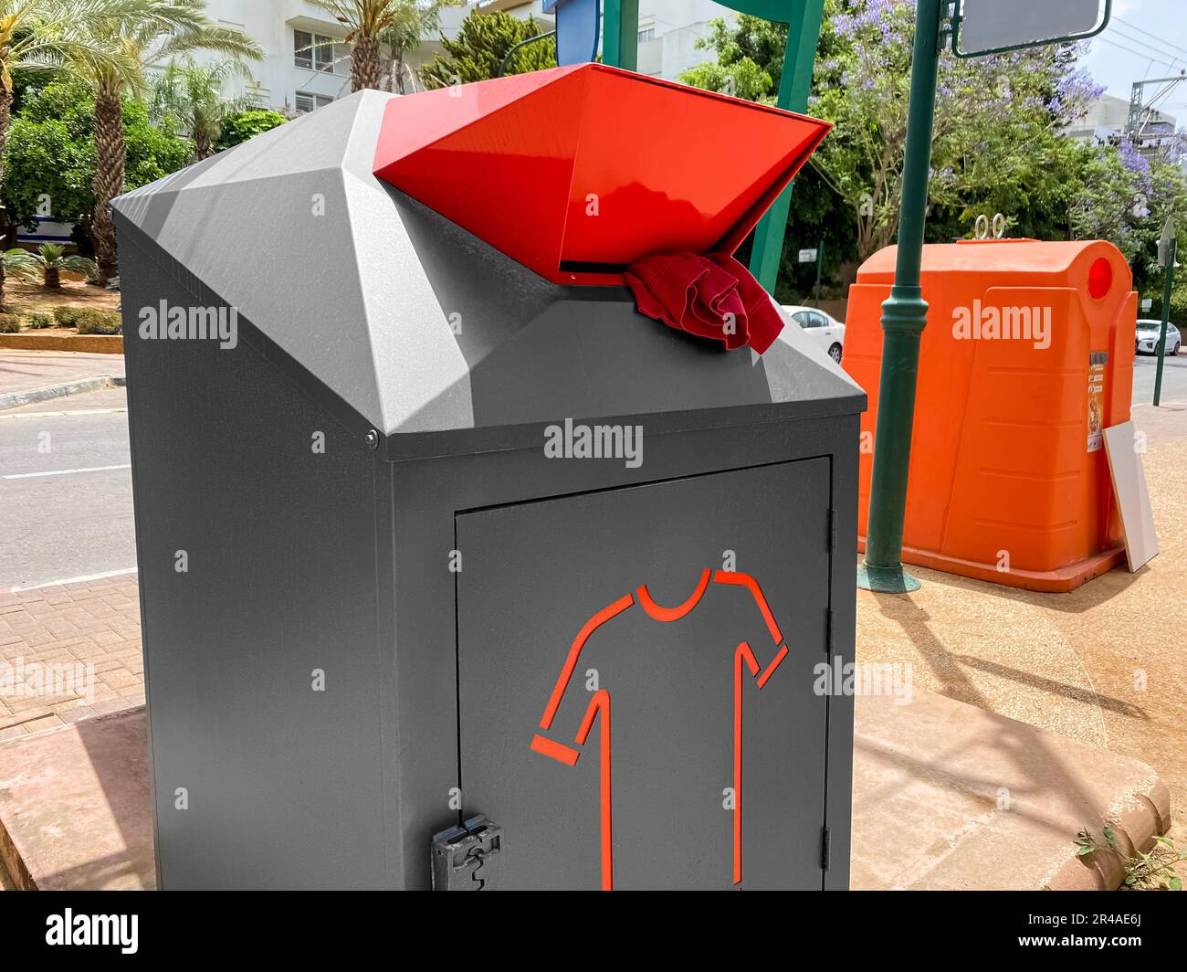 Contenitore per i rifiuti per i vestiti sulla strada cittadina Foto stock -  Alamy
