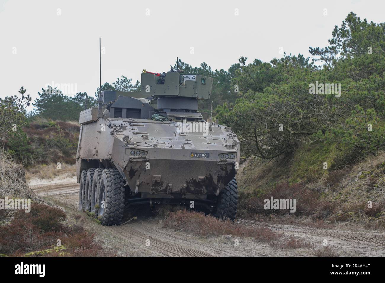 I soldati danesi assegnati al battaglione di artiglieria 1st conducono le operazioni di missione di fuoco dal vivo usando un Piranha V con CARDOM 10 (120mm Recoil mortar System) durante l'esercitazione Dynamic Front 23 a Oksbol, Danimarca, 28 marzo 2023. Exercise Dynamic Front 23 è un ente statunitense Army Europe and Africa Directed, 56th Artillery Command ha condotto un'esercitazione multinazionale finalizzata a migliorare la capacità della nazione alleata e partner di eseguire incendi multi-echelon e a testare l'interoperabilità dei sistemi antincendio tattici e a livello teatrale in un ambiente live. Foto Stock