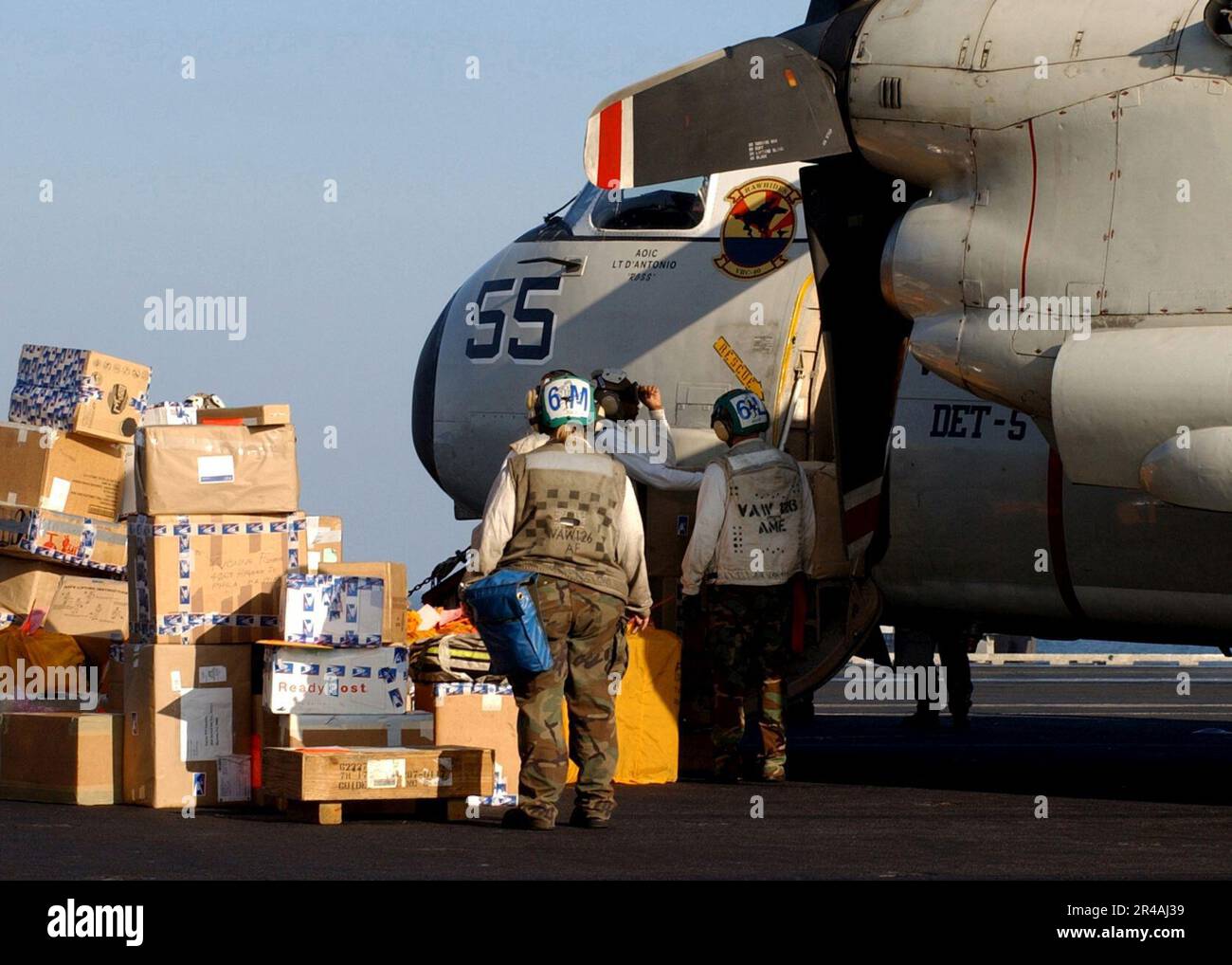 I marinai della Marina DEGLI STATI UNITI assegnati al vettore Airborne Early Warning Squadron uno due sei (VAW-126), aiutano a scaricare la posta da un C-2A Greyhound Foto Stock