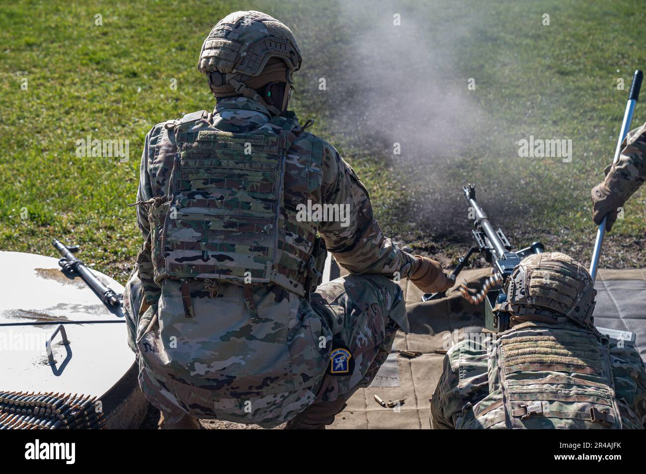 Airman 1st Class Ansoumani Traore, 911th Security Forces Squadron Patrolman, funge da assistente di squadra per Tech. Joseph Schierberl, 911th patrolman SFS, a Camp Dawson, West Virginia, marzo 30, 2023. Il 911th SFS esegue una volta all'anno un addestramento per la qualificazione delle armi pesanti per garantire la preparazione della missione. Foto Stock