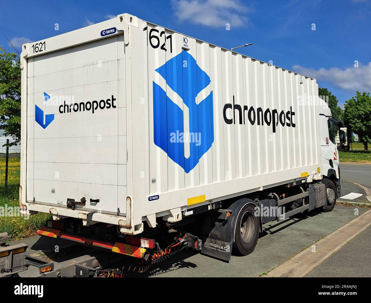 Bordeaux , Aquitaine France - 05 02 2023 : Chronopost logo consegna camion logo marchio e segno di testo per il corriere di trasporto post francese Foto Stock