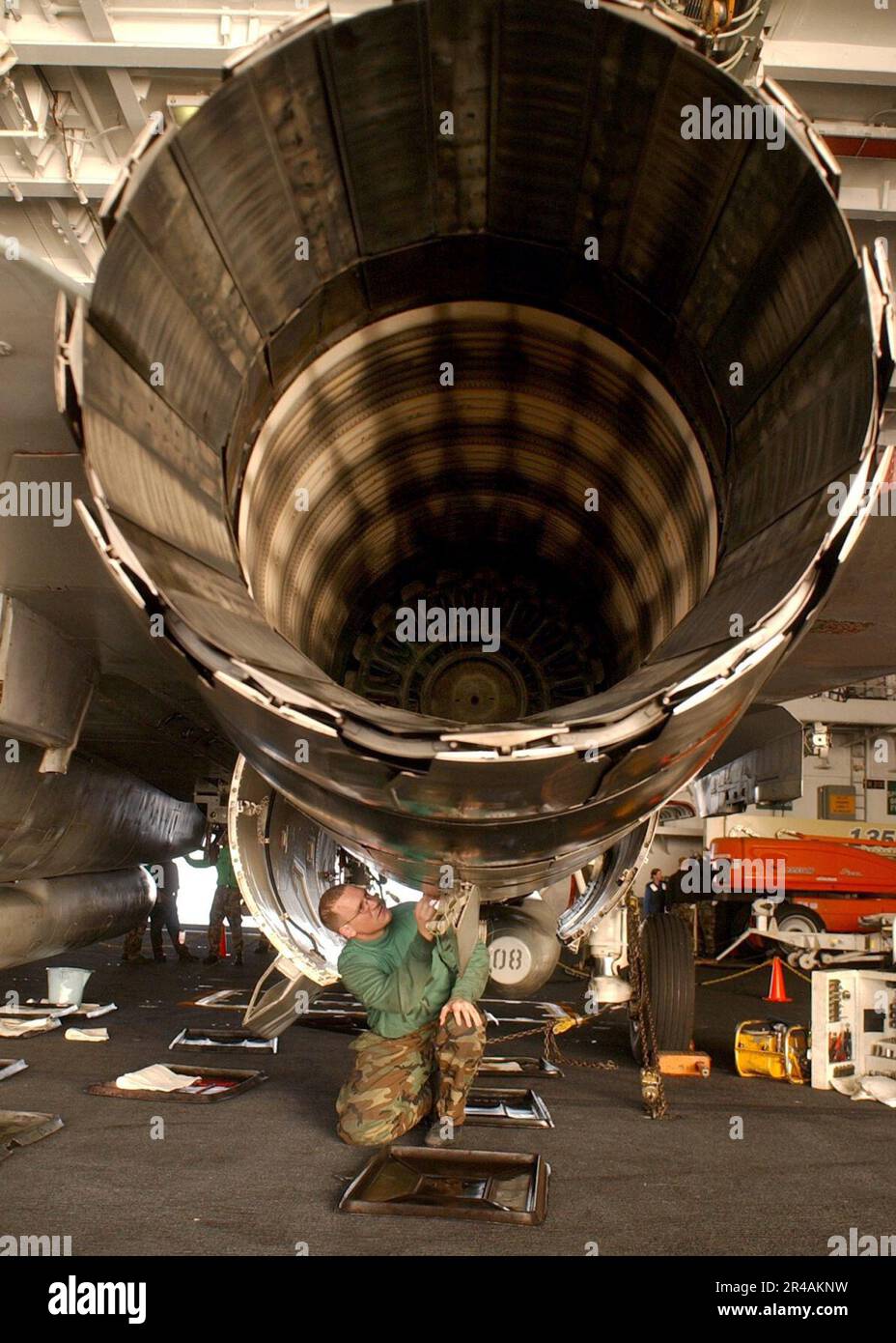US Navy Aviation Machinist's Mate 1st Class assegnato agli spaddieri di Fighter Squadron tre due (VF-32) esegue la manutenzione di routine su un motore F-14B Foto Stock